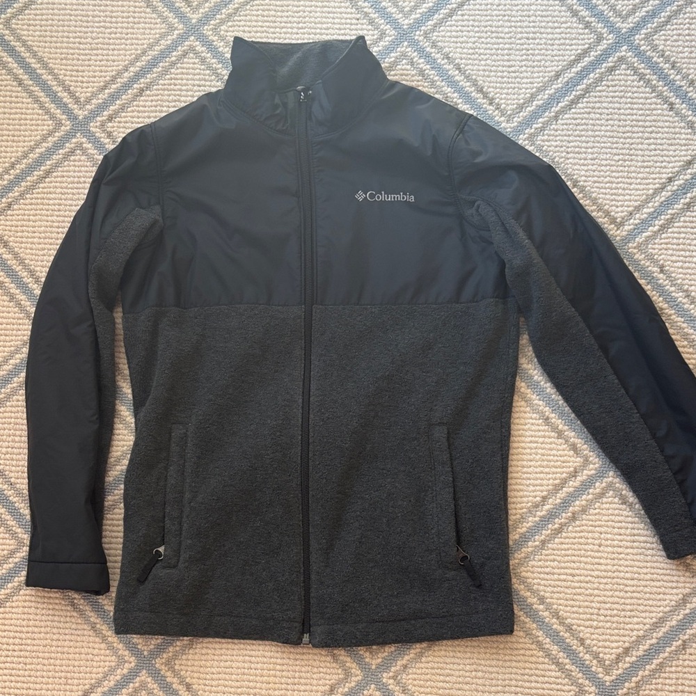 Columbia Two-Tone Black and Gray Fleece Jacket EUC Sz M (10-12)